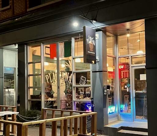 Façade du Platana le soir, rue Bernard
