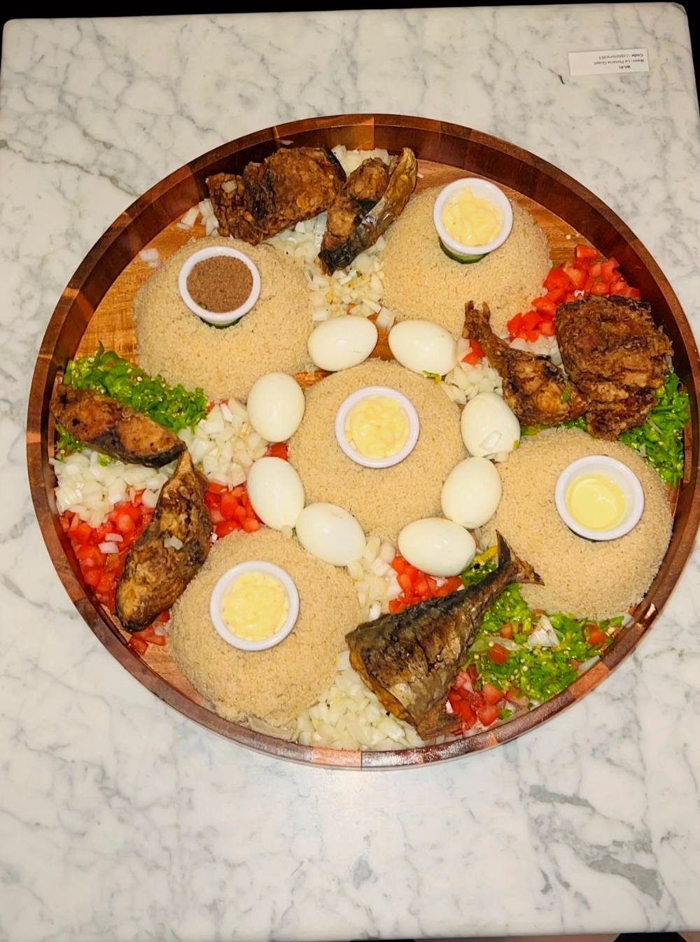 Garba familiale avec œufs et poisson