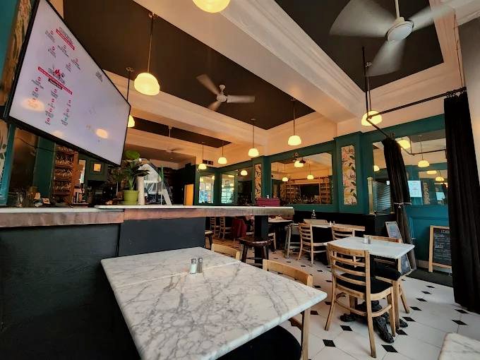 La salle du Platana, murs vert sarcelle et tables en marbre